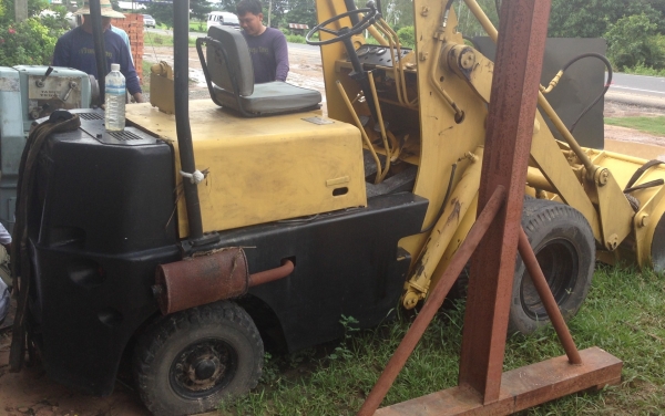 KOMATSU SG 10-3 รถตักล้อยาง สภาพดีแห้งดีทั้งคันทำงานเร็ว ใช้งานได้คล่องตัวดีไม่มีปัญหาเลยครับ เครื่องยนต์เบนซิลของ NISSAN SD23 แรงดีไม่มีเยิ้ม ช่วงล่างยางสภาพดี 60\% พร้อมทำงานได้เลย ราคาต่อรองได้ครับ