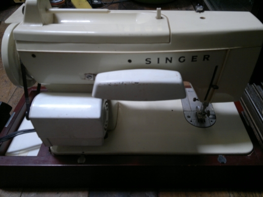 ขายจักรเย็บผ้าซิงเกอร์ ซิกแซกได้อุปกรณ์เสริมมีพร้อมแท่นวาง
