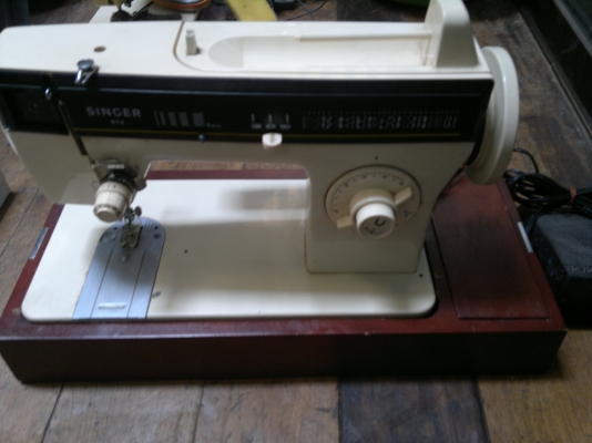 ขายจักรเย็บผ้าซิงเกอร์ ซิกแซกได้อุปกรณ์เสริมมีพร้อมแท่นวาง