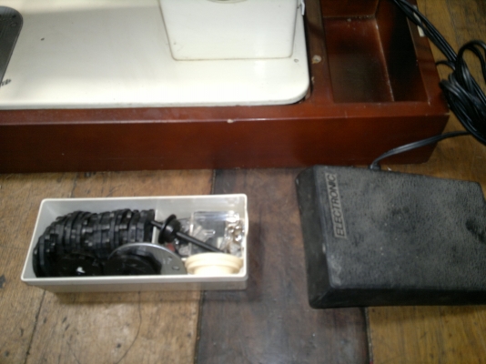 ขายจักรเย็บผ้าซิงเกอร์ ซิกแซกได้อุปกรณ์เสริมมีพร้อมแท่นวาง