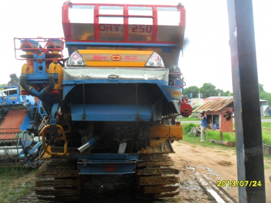 ขายรถเกี่ยวข้าวศักดิ์พัฒนาการเกษตรอุ้ม2.5ตันช่วงล่าง12 เครื่องJO8C