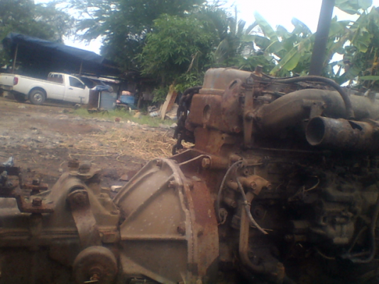 ขายเครื่อง isuzu  6 ล้อ  110 แรงม้า 4bd 1 ฝาขาว  พร้อมเกียร์ สภาพสวยมาก