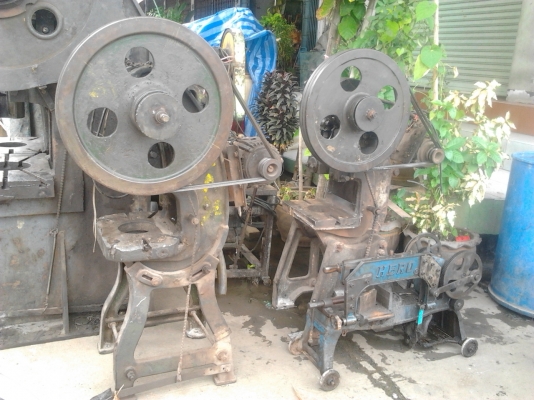 เครื่องปั้มเดินเฟื่องเหล็กเหนียว 60 ตัน2ตัวเบอร์3   2ตัวแท่นเลือย 1 ตัว