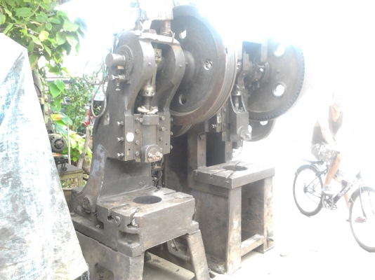 เครื่องปั้มเดินเฟื่องเหล็กเหนียว 60 ตัน2ตัวเบอร์3   2ตัวแท่นเลือย 1 ตัว