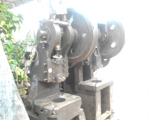 เครื่องปั้มเดินเฟื่องเหล็กเหนียว 60 ตัน2ตัวเบอร์3   2ตัวแท่นเลือย 1 ตัว