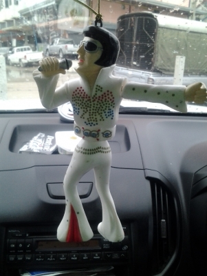 ขายครับตุ๊กตาติดรถโบราน เอลวิส เต้นตลอดเส้นทางตัวล่ะ130ครับสนใจ0853647170