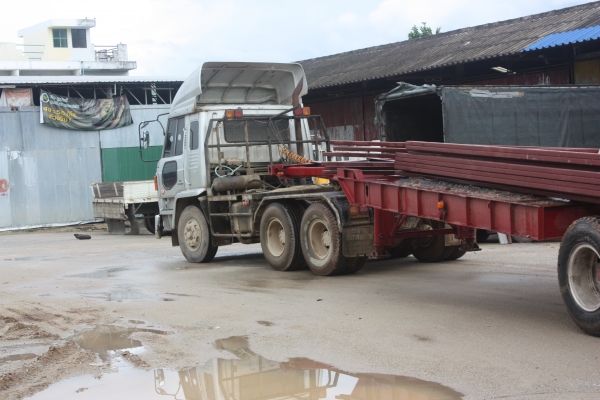 ขายหัวลากUD 8สูบ300แรงพร้อมหางดั้ม7.5มและโลเบท