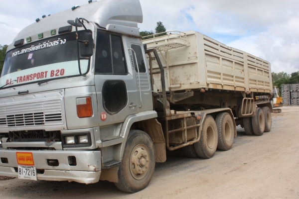 ขายหัวลากUD 8สูบ300แรงพร้อมหางดั้ม7.5มและโลเบท