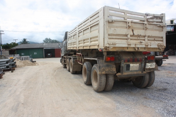 ขายหัวลากUD 8สูบ300แรงพร้อมหางดั้ม7.5มและโลเบท