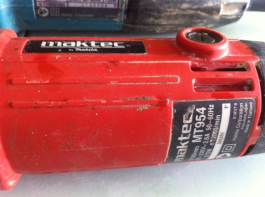 เครื่องเจียรไฟฟ้า2เครื่อง Makita และ Maktec สภาพดี พร้อมใช้งาน เครื่องเจียรไฟฟ้า2เครื่อง Makita และ Maktec สภาพดี พร้อมใช้งาน