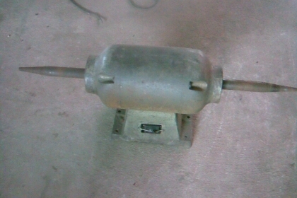 มอเตอร์หินเจียรหินขัดตัวใหญ่ครับขนาด  3แรงครับ   ความยาวประมาณ  2  ฟุตครับ   ราคานี้คุ้มครับใช้ยาวครับเสียงนิ่มครับ