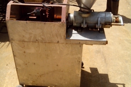 เครื่องคั้นกะทิสภาพดีครับราคานี้คุ้มครับสภาพเดิมครับเป็นสแตนเลสครับรุ่นนี้