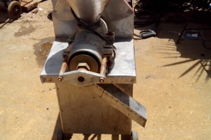 เครื่องคั้นกะทิสภาพดีครับราคานี้คุ้มครับสภาพเดิมครับเป็นสแตนเลสครับรุ่นนี้