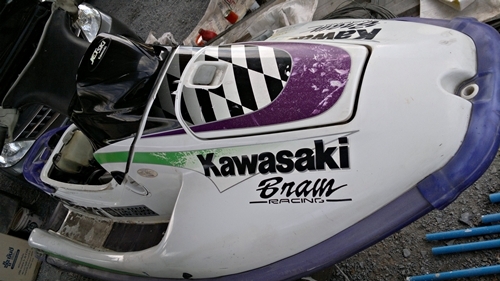 ขายkawasaki super sport xi750proเครื่องproสีเขียวแท้ตัวสลักใหญ่ไม่เคยยกซ่อม กล่องไฟdc-dc.cdi 80แรงม้า(เรือยืนpro75)รุ่นฉลองแชมป์ลายธงปี97เดิมๆเบาะขาดเอาไปเย็บอยู่