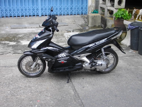 ขาย Honda Airblade สีดำ คอมบายเบรค ขับแค่7000โล สวยหรู เครื่องเยี่ยม ราคา 18000 บาท