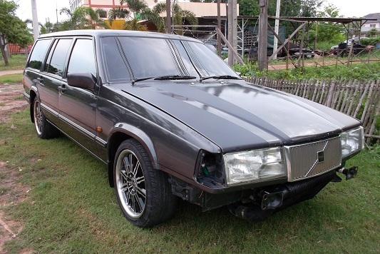 VOLVO 940 ESTATE VAN 1993 เครื่อง 1J BOคู่ รถครอบครัว พร้อมใช้ เครื่องดี เกียร์ออโต้ดี ก.ไฟฟ้า ซ.ล็อก กระจกมองข้างปรับไฟฟ้า ช่วงล่างพร้อมใช้ สีดำพอได้ ไม่ผุ ไม่จมน้ำ ภายในสวยเดิมๆเบาะหนัง แม็ก17 ยางดี เครื่อง+แก็สหัวฉีด ลงเล่มแล้ว ภาษีขาด 28มค56 วิทยุ+แอร