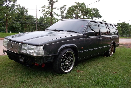VOLVO 940 ESTATE VAN 1993 เครื่อง 1J BOคู่ รถครอบครัว พร้อมใช้ เครื่องดี เกียร์ออโต้ดี ก.ไฟฟ้า ซ.ล็อก กระจกมองข้างปรับไฟฟ้า ช่วงล่างพร้อมใช้ สีดำพอได้ ไม่ผุ ไม่จมน้ำ ภายในสวยเดิมๆเบาะหนัง แม็ก17 ยางดี เครื่อง+แก็สหัวฉีด ลงเล่มแล้ว ภาษีขาด 28มค56 วิทยุ+แอร