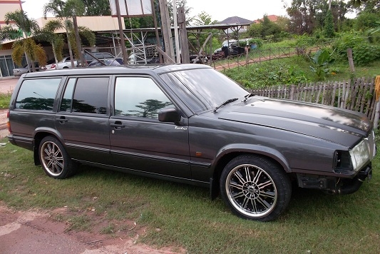 VOLVO 940 ESTATE VAN 1993 เครื่อง 1J BOคู่ รถครอบครัว พร้อมใช้ เครื่องดี เกียร์ออโต้ดี ก.ไฟฟ้า ซ.ล็อก กระจกมองข้างปรับไฟฟ้า ช่วงล่างพร้อมใช้ สีดำพอได้ ไม่ผุ ไม่จมน้ำ ภายในสวยเดิมๆเบาะหนัง แม็ก17 ยางดี เครื่อง+แก็สหัวฉีด ลงเล่มแล้ว ภาษีขาด 28มค56 วิทยุ+แอร