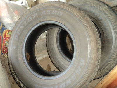 (ขายยางรถผมเอง2เส้นพร้อมล้ออะไล)ผมถอดออกจากรถนาวาร่าผมขายรถไปแล้วยางใหม่ๆได้ไม่ถึง2000โล