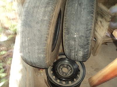 (ขายยางรถผมเอง2เส้นพร้อมล้ออะไล)ผมถอดออกจากรถนาวาร่าผมขายรถไปแล้วยางใหม่ๆได้ไม่ถึง2000โล