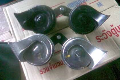 แตรคู่บอสครับเสียงเพราะครับเป็นของบอสแท้ครับ  เมคอิน สเปนครับ  เสียงดัง นิ่มครับสไตร์รถยุโรป  ครับราคานี้สุดคุ้มครับ  เบิกใหม่ 2 พันขึ้นครับ