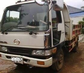 HINO FD 195 HP HO7D หกล้อดั๊มพ์ กระบะดั๊มพ์เหล็ก 6 ตันความยาว 3.60 เมตร ช่วงล่างยาง 8.25 ขอบ 16 สภาพดี เครื่องแน่นดีแรงดี ภายในเก๋งสมอเงิน คอนโซลภายในเก๋งสวยครบพร้อม พวงมาลัยเพาเวอร์ ช่วงล่างคัชซีสวย ยาง 8.25 ขอบ 16 สภาพดี 70\% พร้อมบรรทุกพร้อมใช้งาน เอกสา