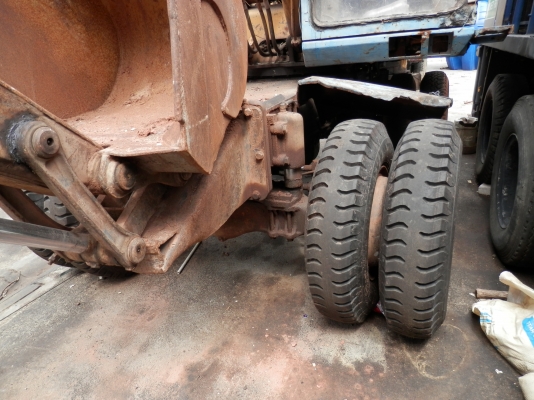 แบคโฮล้อยาง KOMATSU PW100-3-2เพลา มีแอร์ ลายหัวเจาะ อินวอยซ์