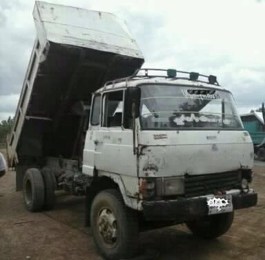 MITSUBISHI FUSO 165 HP 6BD1 หกล้อดั๊มพ์ ช่วงล่างใหญ่ยาง 9.00 ขอบ 20 สภาพดี เฟืองท้ายใหญ่ของ FUSO เครื่องแน่นแรงดีลงเล่มครบถูกต้อง ภายในเก๋งคอนโซลอยู่ครบ พวงมาลัยเพาเวอร์ ระบบเบรคทริ๊ปฟี้ ช่วงล่างยางสภาพดี 70\% พร้อมบรรทุกพร้อมใช้งาน เอกสารเล่มทะเบียนครบ รา