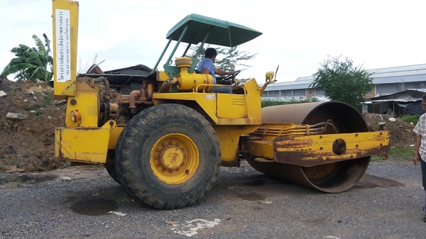 รถบดสั่นสะเทือน Sakai สภาพพร้อมใช้งาน