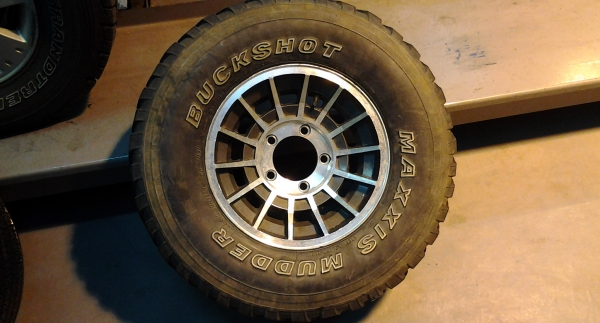 ขอขายล้ออ่ะไหล่ 5 รู 139.7 พร้อมยางซักวงครับ ขอขายล้ออ่ะไหล่ 5 รู 139.7 พร้อมยางซักวงครับ