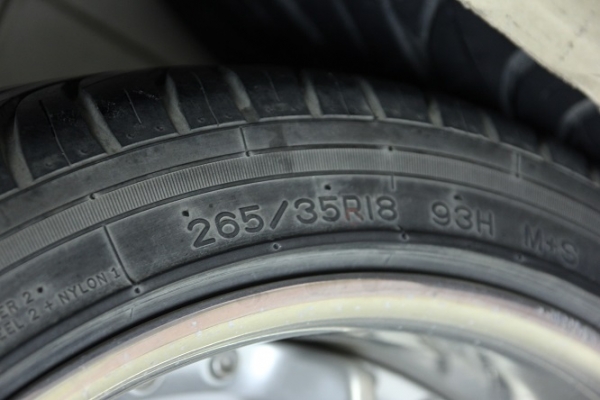 ขายยาง nankang 235/40/18 กับ265/35/18 อย่างละ 1 เส้น