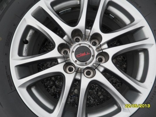 ขายแม็กTOYOTA FORTUNER TRDพร้อมยาง  265/60R18 ยางสัปดาห์ที่49 ปี10 จำนวน 1 ชุดพร้อมน๊อตแท้ 24 ตัว