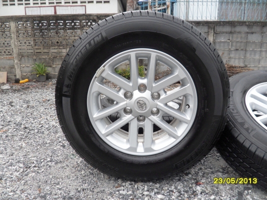 ขายแม็กTOYOTAพร้อมยาง 265/65R17 ยางสัปดาห์ที่22 ปี12 จำนวน 1 ชุด  พร้อมน๊อตแท้ 24 ตัว ใช้งานมาประมาณ 8000 กิโล สภาพยาง 95\% เหมือนใหม่