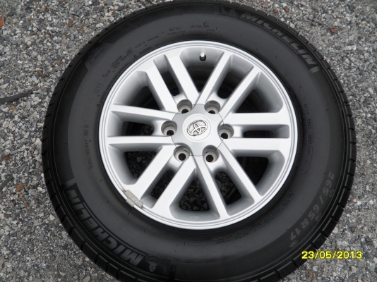 ขายแม็กTOYOTAพร้อมยาง 265/65R17 ยางสัปดาห์ที่22 ปี12 จำนวน 1 ชุด  พร้อมน๊อตแท้ 24 ตัว ใช้งานมาประมาณ 8000 กิโล สภาพยาง 95\% เหมือนใหม่
