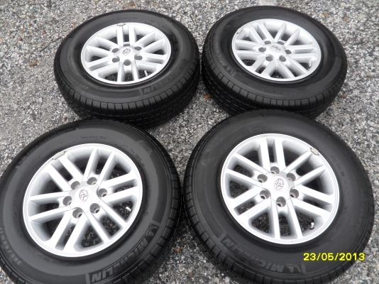 ขายแม็กTOYOTAพร้อมยาง 265/65R17 ยางสัปดาห์ที่22 ปี12 จำนวน 1 ชุด  พร้อมน๊อตแท้ 24 ตัว ใช้งานมาประมาณ 8000 กิโล สภาพยาง 95\% เหมือนใหม่