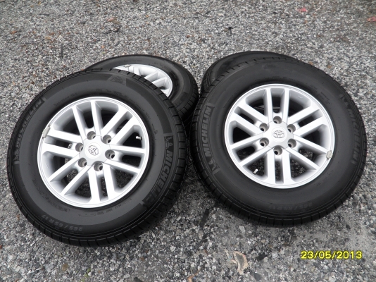ขายแม็กTOYOTAพร้อมยาง 265/65R17 ยางสัปดาห์ที่22 ปี12 จำนวน 1 ชุด  พร้อมน๊อตแท้ 24 ตัว ใช้งานมาประมาณ 8000 กิโล สภาพยาง 95\% เหมือนใหม่