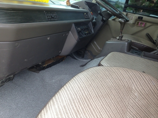 MITSUBISHI FUSO FK 175 HP 6D15 หกล้อดั๊มพ์ สวยจัดทั้งภายในและภายนอก กระบะดั๊มพ์เหล็ก 6 ตันยิงหน้าความยาว 3.60 เมตร เครื่องแห้งแรงดี ภายในคอนโซลสวยครบ แอร์เย็น พวงมาลัยเพาเวอร์ ระบบเบรคทริ๊ปฟี้ ช่วงล่างคัชซีสวยมาก ยาง 8.25 ขอบ 16 สภาพดี 80\% พร้อมบรรทุกพร้อ