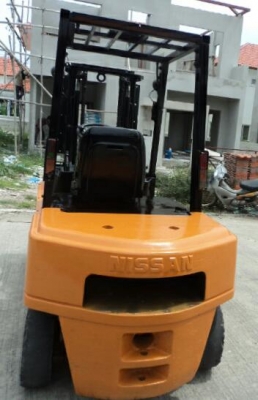 ขายนิสัน 2.5 ตันดีเซลเครื่อง TD27 เกียร์ธรรมดา สภาพพร้อใช้ 081-3535-948