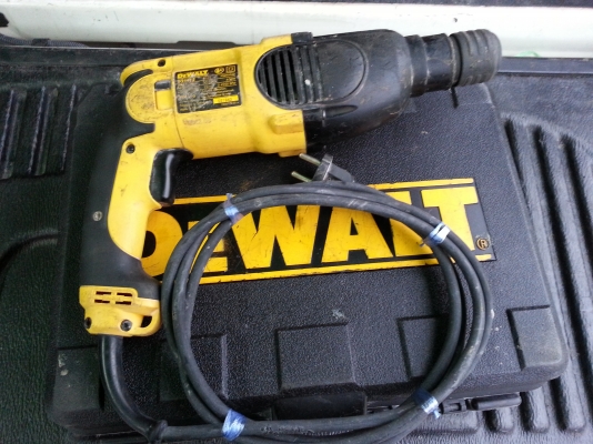 ขายสว่านไฟฟ้าโรตารี่3ระบบยี่ห้อDEWALTพร้อมกล่องพร้อมใช้งาน ขายสว่านไฟฟ้าโรตารี่3ระบบยี่ห้อDEWALTพร้อมกล่องพร้อมใช้งาน