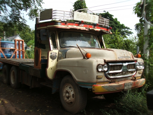 รถบรรทุกสิบล้อ หัวยาวบรรทุกรถเกี่ยวข้าว 1 เพลา