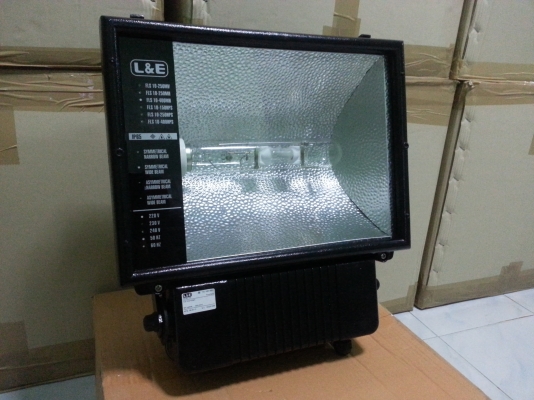 โคมไฟสปอร์ตไลท์(ฟลัดไลท์)พร้อมหลอดเมทัลฮาร์ไลด์ราคาพิเศษครับ