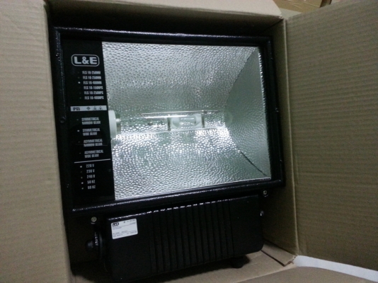 โคมไฟสปอร์ตไลท์(ฟลัดไลท์)พร้อมหลอดเมทัลฮาร์ไลด์ราคาพิเศษครับ