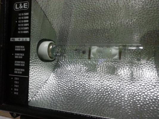 โคมไฟสปอร์ตไลท์(ฟลัดไลท์)พร้อมหลอดเมทัลฮาร์ไลด์ราคาพิเศษครับ