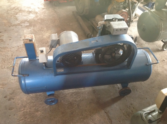 ขายเครื่องปั้มลมเก่าญี่ปุ่นยี่ห้อ iwata ขนาด 2 แรงสภาพสวยมากๆ