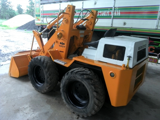 ขายรถตักเอนกประสงค์ komatsu sk 07 สภาพสวยพร้อมใช้งาน