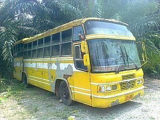 ขายรถบัสพัดลม HINO คัสซี BX320-40693 เครื่อง HINO EM700-40900 150 แรงม้า ยาว 10.50 เมตร 45 ที่นั่ง ราคา 200000