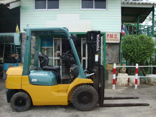 ขายรถโฟล์คลิฟท์  TOYOTA  7FD25  (สภาพดี พร้อมใช้งาน รับประกัน) เครื่องยนต์ดีเซล เกียร์ธรรมดา  เสาสูง  3  เมตร  ยางตัน  งา 1,070 มม.