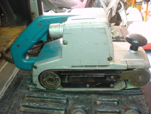 ขายเครื่องขัดกระดาษทรายแบบสายพาน makita รุ่น 9401 (940w.)