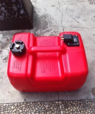 ขายถังน้ำมันเรือ 5 ลิตร พร้อมสายลูกบีบ (ขายปลีก-ส่ง)