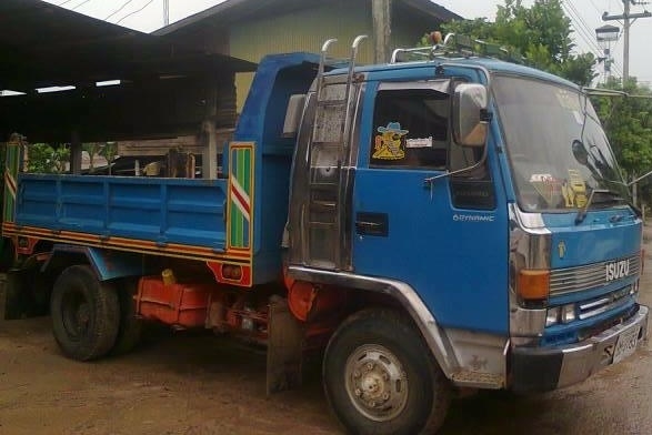 ISUZU ROCKY 175 HP 6BG1 หกล้อดั๊มพ์ รถสวยจัดทั้งภายนอกภายในพร้อมใช้งาน กระบะเหล็ก 6 ตันความยาว 3.60 เมตร เครื่องแห้งแรงดี ภายในเก๋งคอนโซลสวย แอร์เย็น พวงมาลัยเพาเวอร์ กระจกไฟฟ้า ระบบเบรคทริ๊ปฟี้ ช่วงล่างคัชซีสวยมากๆ ยาง 8.25 ขอบ 16 สภาพดี 80\% พร้อมบรรทุกพ